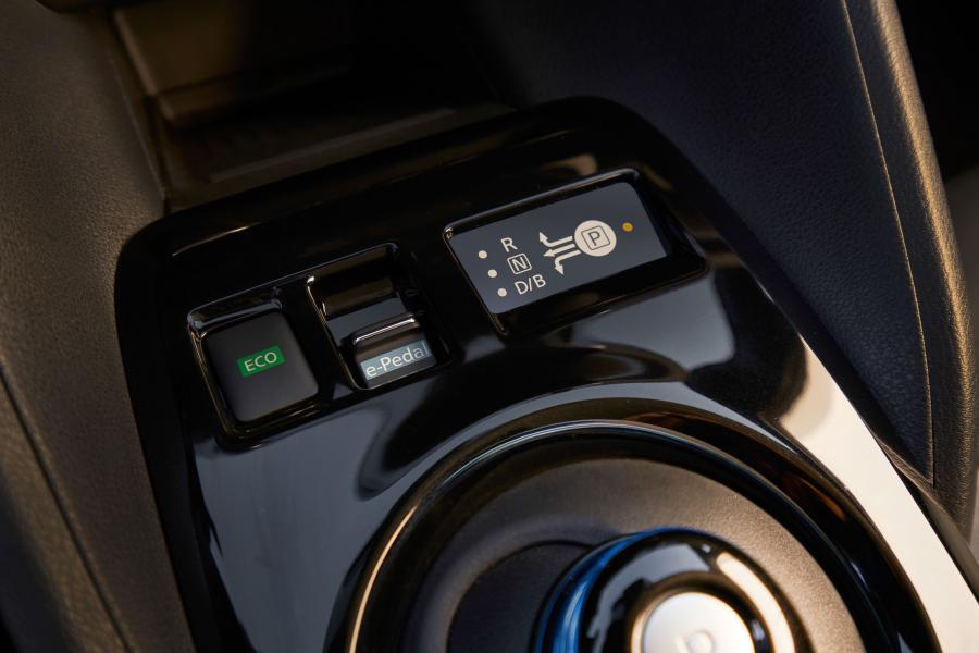 Детали интерьера Nissan Leaf 2018 года  (NA) (фото 82 из 104)
